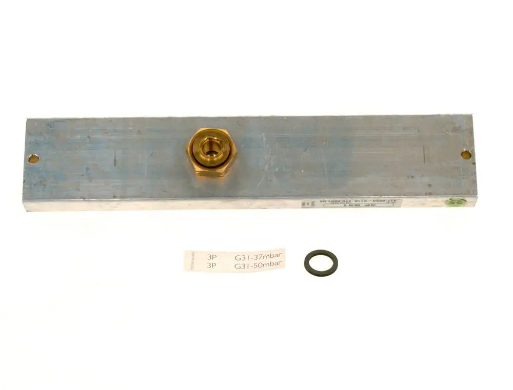 Lange, flache Metallplatte mit einem Messinganschluss in der Mitte. Neben der Platte liegt ein gummierter O-Ring und zwei beschriftete Etiketten. Produkt von Bosch.